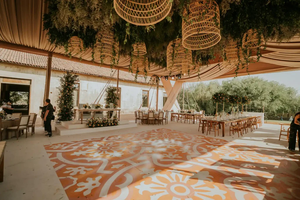Blog de bodas 14 Decoración de lujo para bodas por una wedding planner profesional: mesas elegantes, arco floral, pista de baile y luces colgantes. Descubre los costes ocultos.