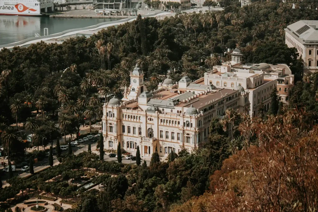 Blog de bodas 3 Vista aérea del Ayuntamiento de Málaga, con su fachada neobarroca, sede de bodas civiles y trámites matrimoniales.