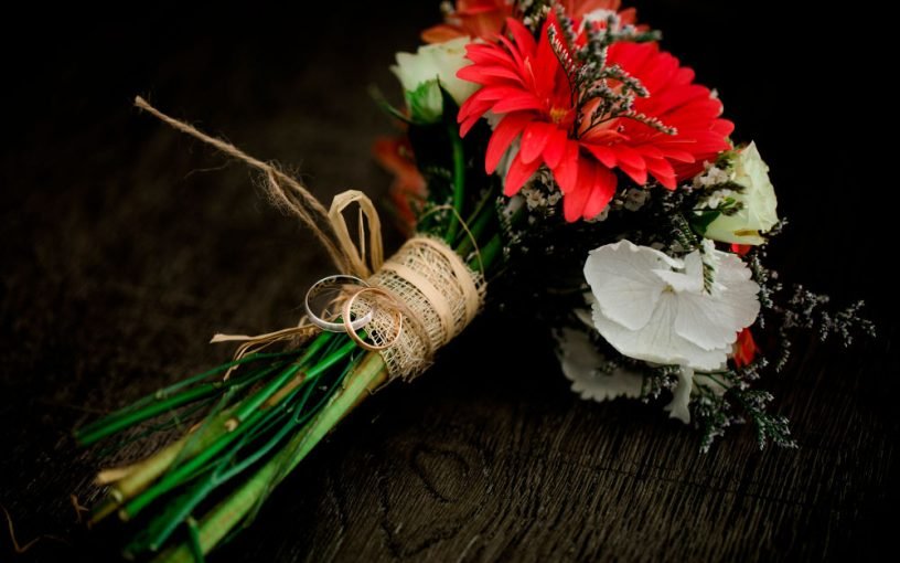 Ramo de novia con gerberas en color coral y rosas blancas