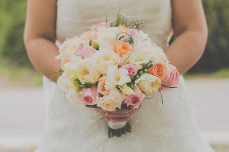 Ramo-rosas-colores-varios Ramo de novias de rosas con colores variados